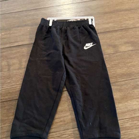 Nike Green Camo Baby Bodysuit with Black Pants - Picture 4 of 5